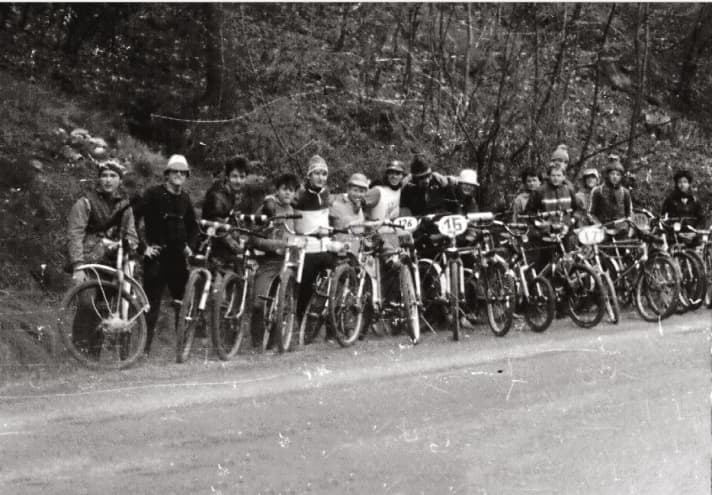 Enduro im Osten Deutschlands der 80er: Zwar keine Mountainbikes, aber immerhin geländegängige Touren-Räder, mit Moped-Federgabeln gepimpt.