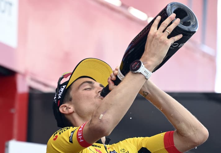 Sepp Kuss siegt bei der 6. Vuelta-Etappe und trinkt beinahe eine ganze Flasche Champagner aus