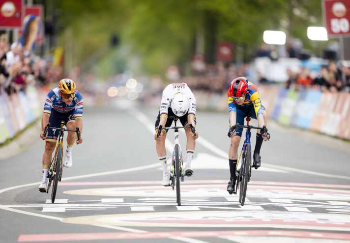 Sie duellierten sich im Schlusssprint beim Amstel Gold Race 2025: Remco Evenepoel, Tadej Pogacar und Mattias Skjelmose (v.l.n.r.)