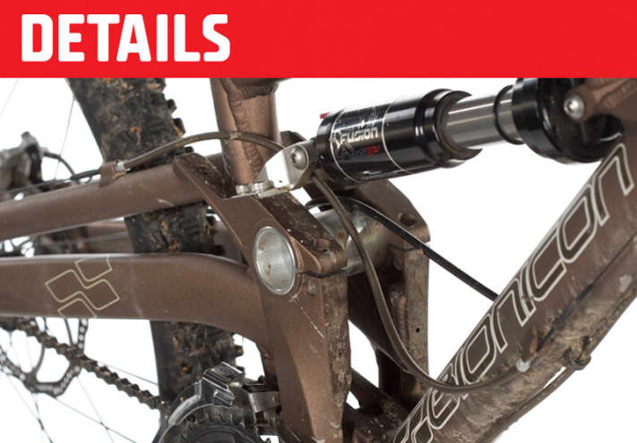   Annoying: The cables not only rub against the steering ear and swingarm, but also get caught.