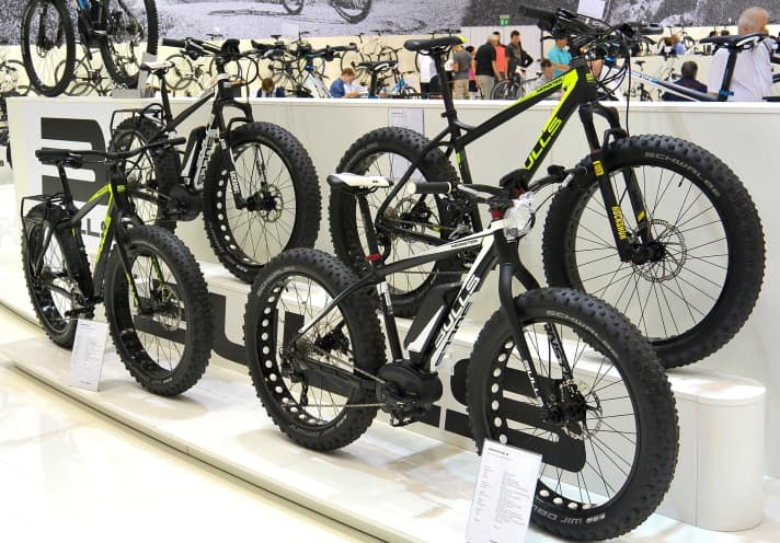   Bulls ergänzt für 2015 seine Palette um die trendigen Fatbikes – je zwei mal "muskelgetrieben" und zwei Mal mit Zusatzantrieb von Bosch.