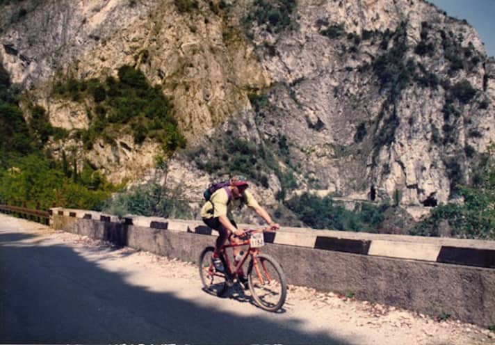   Bunte Mütze statt Helm, T-Shirt statt Trikot: So kämpfte sich BIKE-Reporter Henri Lesewitz 1994 mit seinem Klein Attitude dem ersten Alpengipfel seines Lebens entgegen, dem Tremalzo. Damals war die Ponale-Straße noch komplett asphaltiert. Die Nummer am Lenker ist übrigens keine Startnummer, sondern die Teilnehmer-Nummer des Festivals, die zum Zutritt der Expo-Area berechtigte.