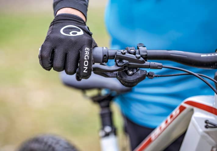 Important: The correct position of the brake levers.
