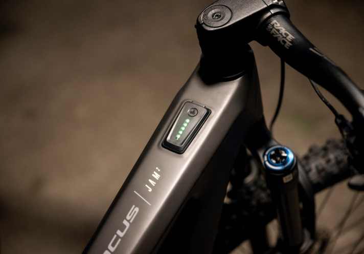 Simple and beautifully integrated: the motor display of the Fazua Ride 60 with integrated charging socket for mobile phones.