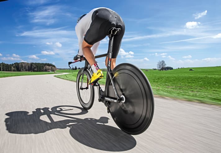 High-profile rims at the front, disc at the rear: a classic time trial set-up is trimmed purely for aerodynamics.