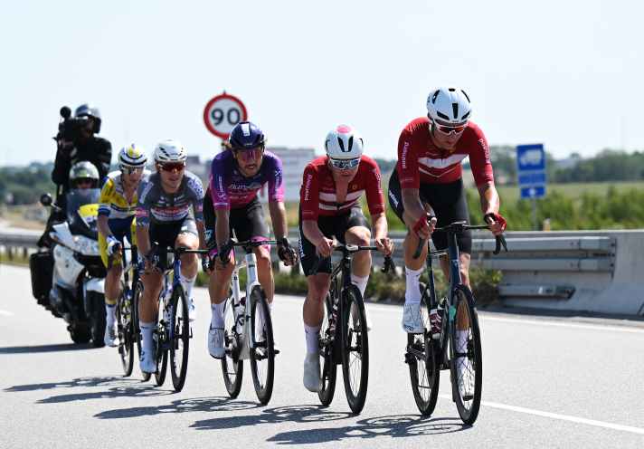 Die fünfköpfige Ausreißergruppe mit Jensen Plowright, George Jackson, Victor Vercouillie, Mads Andersen und Joshua Gudnitz