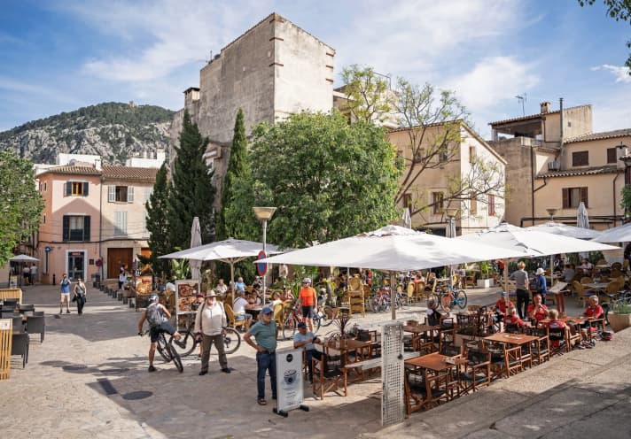 Plauschplatz: Auch in Pollença ist man als Radfahrer selten alleine. Wer sich hier keine Pause gönnt, ist selber schuld.