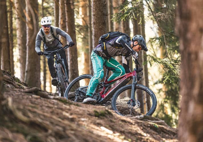 Very robust and grippy tyres, plus a solid suspension fork: the equipment of the Stevens E-Inception is designed for off-road riding.
