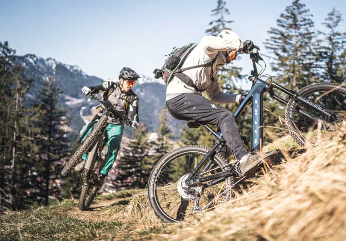 Mit dem Vitus E-Sommet landet das günstigste Bike im Test dank starker Fahreigenschaften ganz vorne.