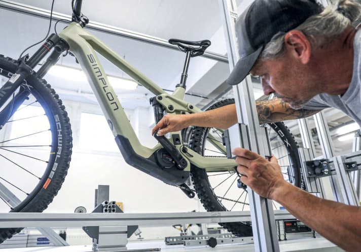 Nach festen Parametern bewerten wir im Testlabor alle Bauteile.