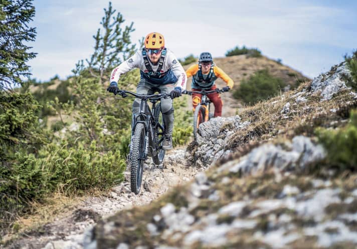 In der Höhe teilen sich Bikes und wandernde Menschen oft schmale Wege. Problem?