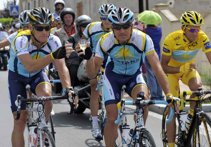 Yaroslav Popovych in the centre, surrounded by Armstrong and Contador. He is now the sports director at Lidl-Trek. | Pool