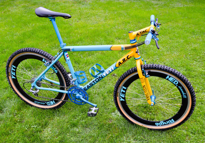 Yeti A.R.C. in the rare, reversed team colour combination with the rear triangle in turquoise and yellow front. The Hed rims are the DH version and were not ridden in cross-country Yetis at the time. But they fit perfectly in terms of colour.