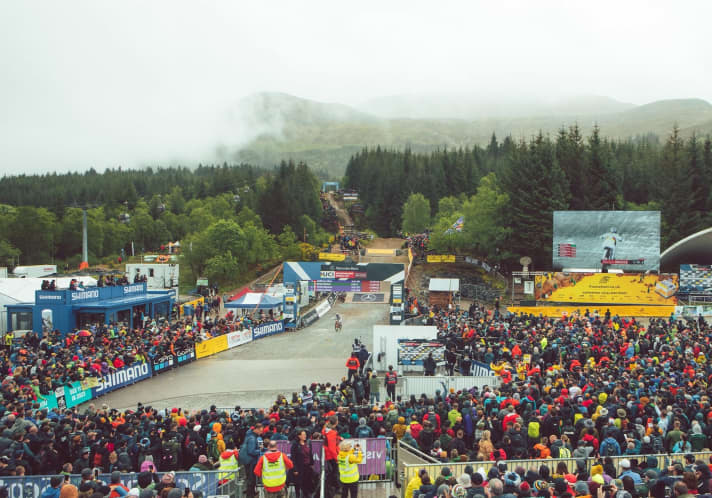 Der legendäre Zieleinlauf von Fort William. Zuletzt konnten Nina Hoffmann und Amaury Pierron dort ihren Downhill-Sieg feiern. 