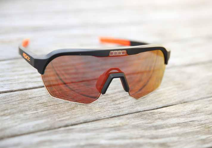 The tint level is specified by the manufacturer as category 2 (third lowest) to category 4 (highest).