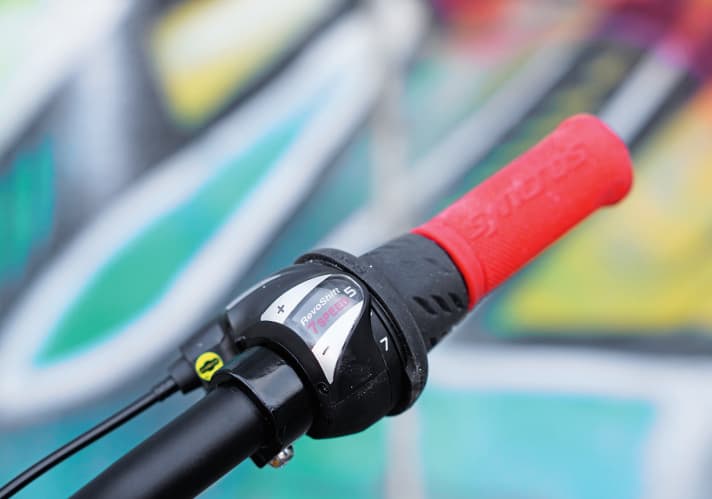Drehgriff-Schaltungen an Kinder-Bikes sind umstritten. Unser Testnachwuchs nutzte die leichtgängige Schaltung aber merklich öfter als seine eigene Trigger-Schaltung. Ein Pluspunkt.