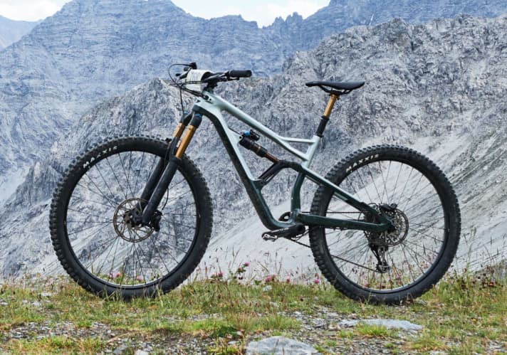   The new Jekyll 29 1, the top version (6500 euros) costs 1000 euros less than the best-equipped Jekyll Carbon in 27.5 inches. In return, you get an aluminium rear triangle on the 29er.