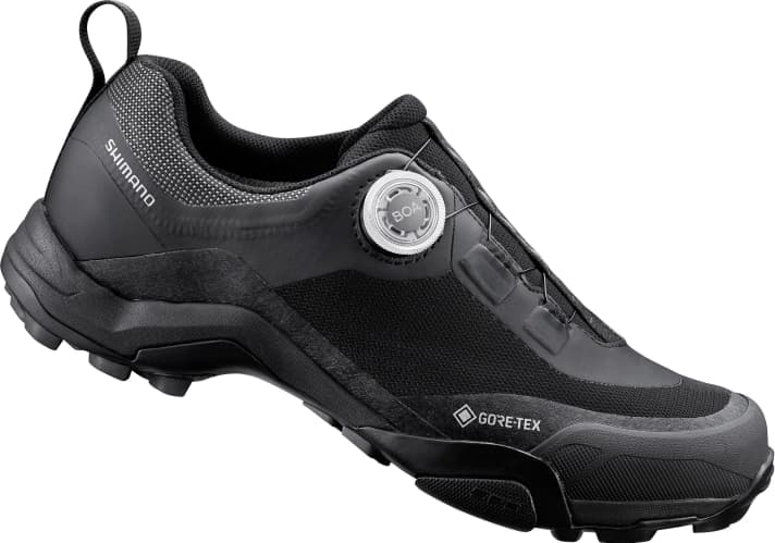 The Shimano MT7GTX is a mid-cut autumn shoe that also offers basic weather protection with a Gore-Tex membrane.