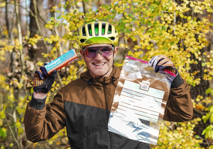   Vom Chef getestet: Hausmittel gegen Eisfüße. Können Gefierbeutel, was Überschuhe leisten? Und was passiert, wenn man die Füße mit Wärmesalbe einschmiert? Dies und weitere günstigere Alternativen, die helfen sollen, die kalte Jahreszeit zu überbrücken.