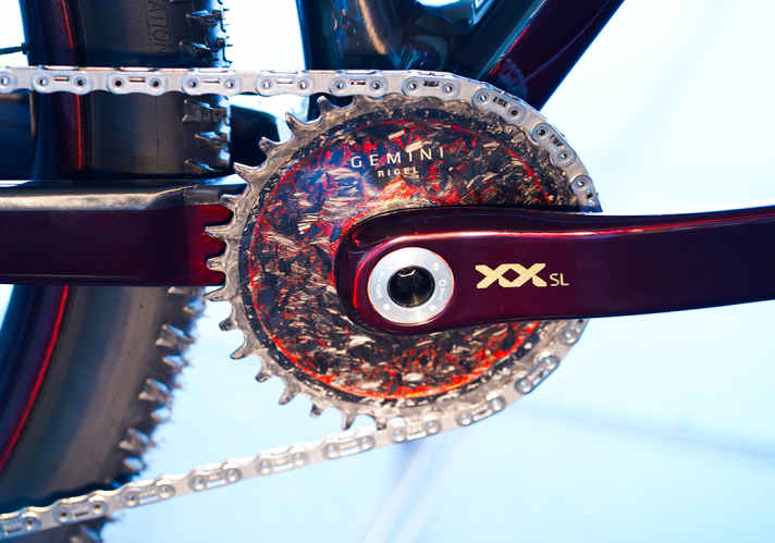 Selbst das Kettenblatt dieses Traumbikes besteht aus Carbon und wird lokal in Spanien produziert.