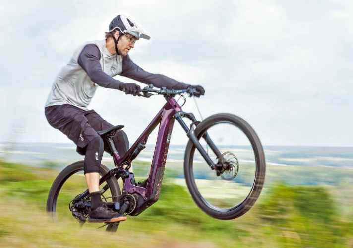 EMTB-Testleiter Florentin Vesenbeckh checkt die Abfahrtseigenschaften des Flyer Uproc X und wird nicht enttäuscht: stark auf schnellen Downhills.