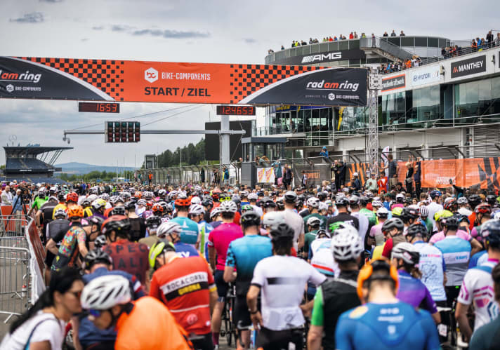 L'attrait du Nürburgring est énorme, près de 10 000 cyclistes participent dans les différentes catégories.