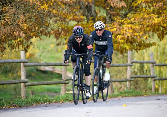 Das rollt: Im Flachen läuft’s relativ locker, aber das höhere Radgewicht macht die Fahrt über 25 km/h etwas träge.