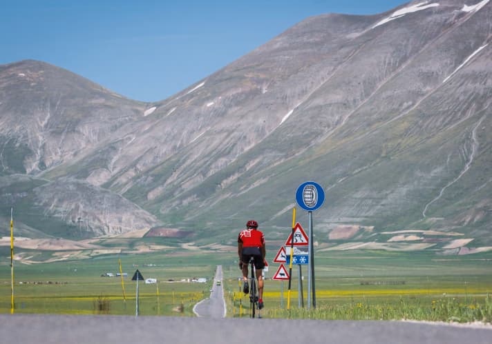 HOHE EBENE Gelb-schwarze Schneestangen flankieren die Straße auf der 1500 Meter hoch gelegenen Ebene Piano Grande in den Monti Sibillini (Tour 4 - weiter unten gibt’s die Touren)