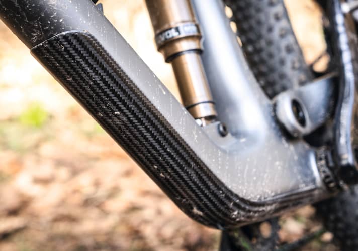  The glued-on carbon protection protects the down tube from stone chips and paint damage and weighs just a few grams. It is already included in the frame weight specified by us.