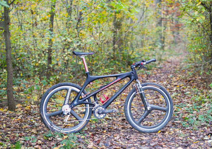 Visually no less exciting 30 years later: the Magma M1 from 1994 was a pioneer of carbon technology in the nineties.