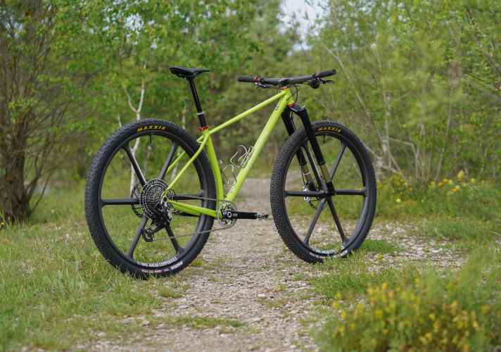 BIKE editor Jan Timmermann soldered the steel frame of the Leovelo Goliath 32-inch hardtail himself.
