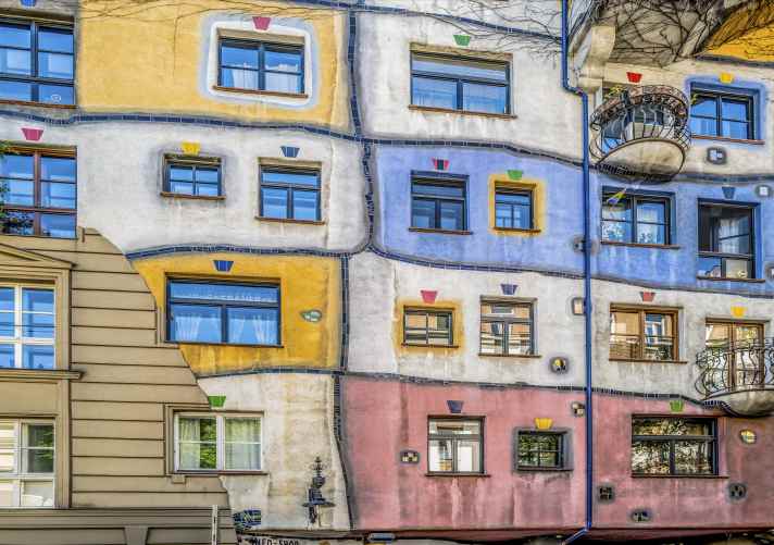 Blickfang: Die mit vielen bunten Farben verzierte Außenfassade des Hundertwasserhauses