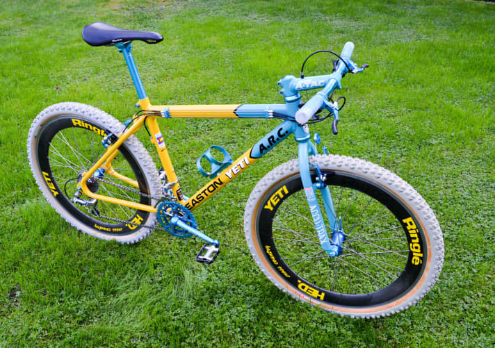 Yeti A.R.C., Baujahr 1994 mit Hed und grauen Ritchey Skinwall Z'Max. Das Bike befindet sich in einem wirklich traumhaften Zustand. Eloxierte Zuganschläge, Grafton-Bremsen, Cook Bros Racing-Kurbeln, Ringlé-Flaschenhalter – alles vom feinsten.