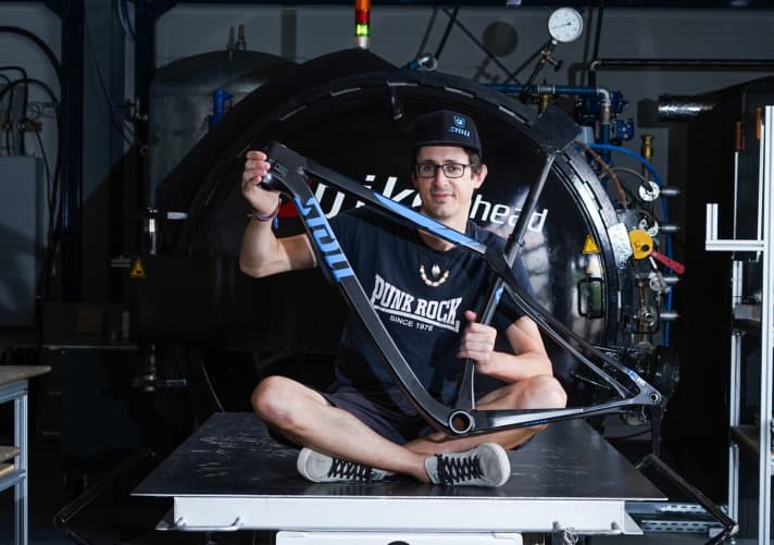   What a moment! One day after the first carbon strip was placed in the mould, the frame is finished. Bernd poses proudly with his R1 in front of the autoclave in which the piece of jewellery was baked.  