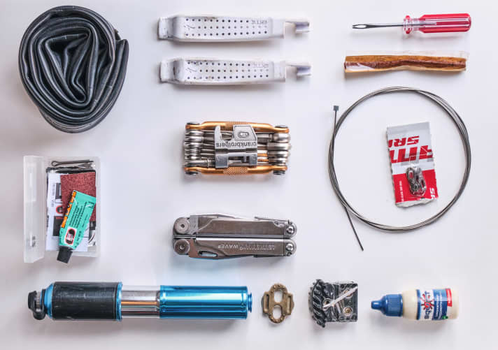   Diese Werkzeuge und Ersatzteile gehören auf großen MTB-Touren ins Gepäck. Perfekt gerüstet ist, wer zusätzlich Spezialteile wie ein Schaltauge und Ersatzspeichen, ein Erste-Hilfe-Set und eine Dämpferpumpe einpackt.