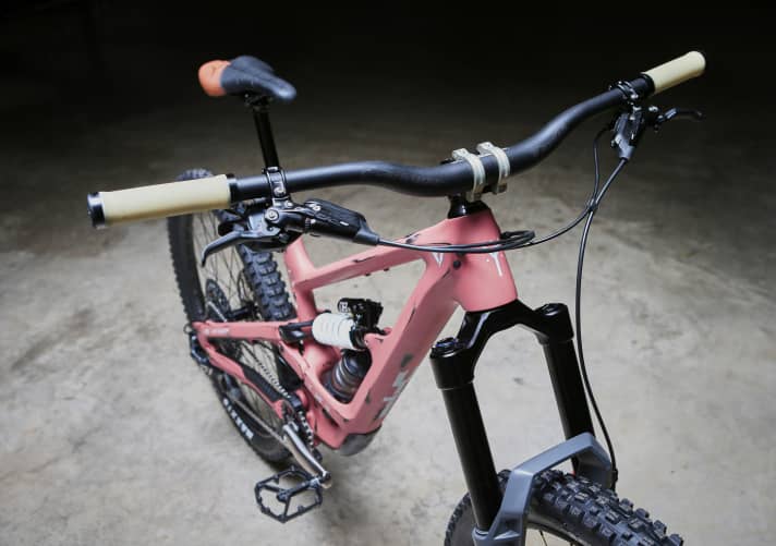   To position the rider further forwards when climbing, the seat angle is now a steep 77-78 degrees and the steering angle between 64 - 64.5 degrees. The reach has also increased slightly. In size L, YT specifies 467 - 470 millimetres depending on the flipchip setting, which means that the Capra should still feel manageable. 