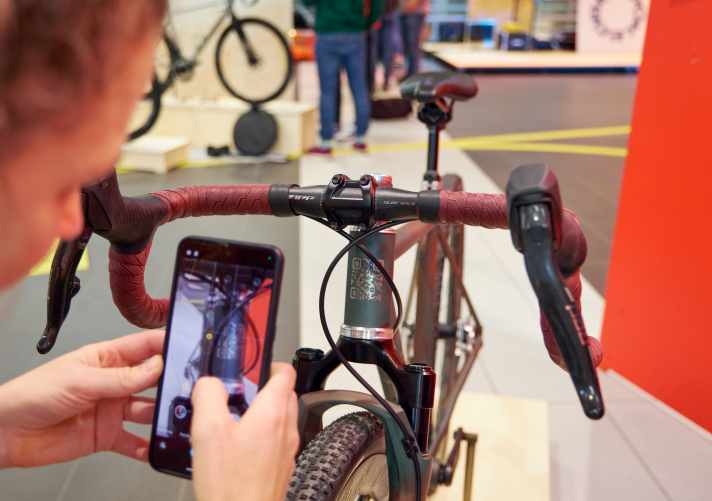 Information via QR code on the head tube - good idea!