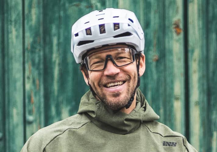 EMTB Testredakteur Florentin Vesenbeckh konnte den meisten E-Motoren am Markt schon auf den Zahn fühlen. Neben klassischen Testfahrten stehen dabei regelmäßig auch Labortests und standardisierte Messfahrten auf dem Programm.