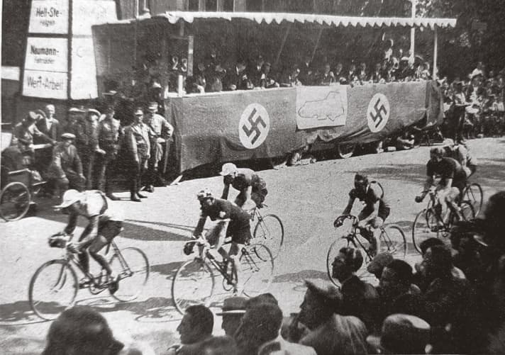 Une emprise ferme : même sur la scène internationale, les nazis ont profité de l'occasion pour se mettre en scène, comme ici lors des championnats du monde de cyclisme sur route de 1934 à Leipzig.
