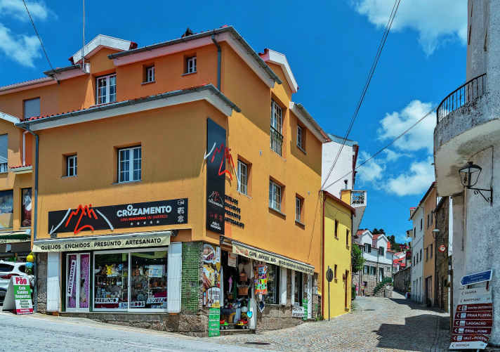 Gepflegt über Kopfsteinpflaster: im Zentrum von Sabugueiro