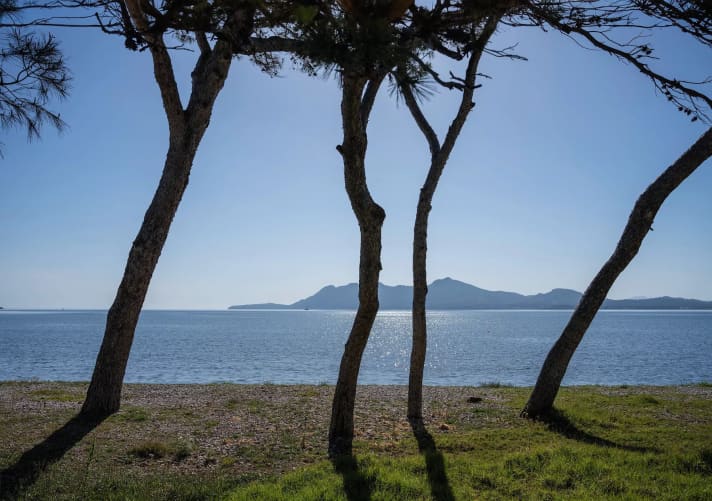 It's nice here: Feels like a holiday: View over the bay of Pollença.