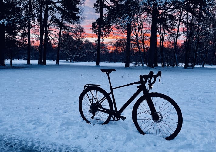 Au crépuscule, sur une piste enneigée à travers le jardin anglais : c'est là que le Bulls Commuter Bike a dû faire ses preuves.