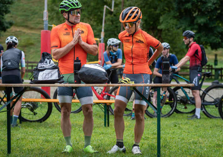 A quick prayer before the start: Team Tiroler Zugspitzarena / r2-bike.com Mtn Crew was able to defend the leading mixed team jersey at the end.