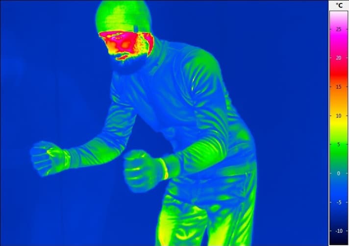   Im Beispiel verliert der Körper vor allem an Armen, Schulter und an den Nieren viel Wärme.