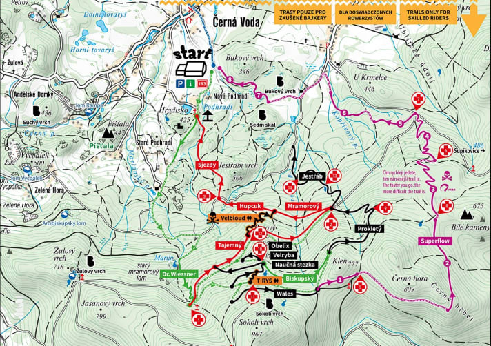 Im südlichen Teil der Rychleby Trails befinden sich die schwierigen Strecken, im Norden (nicht in der Karte) findet man die einfacheren, blauen Pisten des Trailcenters.