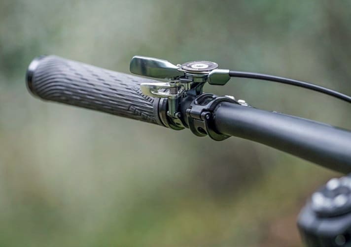 The fork switches between open, platform and closed riding modes via the remote. To reach the lever, however, you have to release the fixed grip on the handlebars.