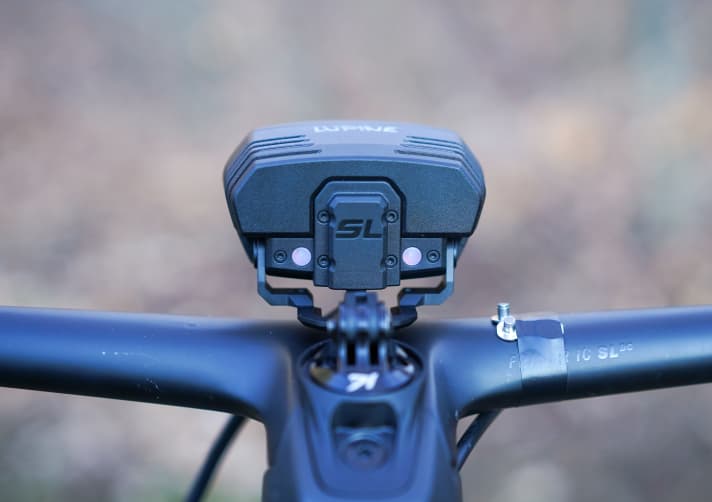 Lupine bietet verschiedene Befestigungsmöglichkeiten für den Lampenkopf an, unter anderem diesen GoPro-Mount, mit dem der vertikale Abstrahlwinkel easy justiert werden kann.