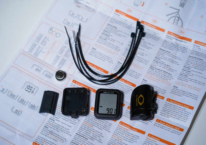 Batterien, Kabelbinder, Anleitung, alles ist dabei. Die Montage funktioniert werkzeuglos. Dennoch nimmt der Anbau etwas Zeit in Anspruch.