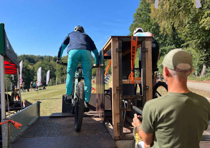 Wer einmal selbst gestartet ist, versteht schnell, warum der Wiesen-Slalom seinen Platz im Mountainbike-Sport verdient.