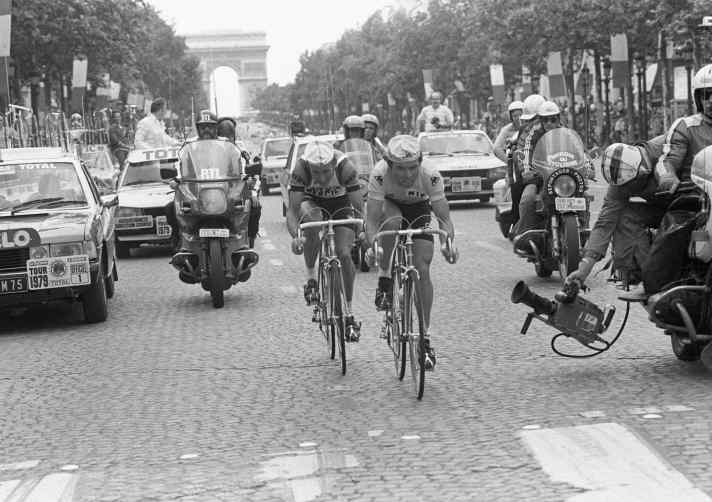 Nouveau scénario - En 1979, Joop Zoetemelk (à gauche) et Bernard Hinault sont arrivés sur les Champs-Élysées en échappée. Zoetemelk avait vu une chance de gagner le Tour et avait attaqué Hinault en jaune.